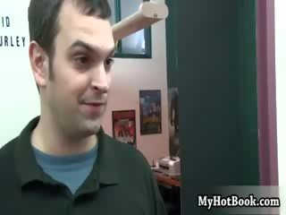 Presley scott è un deity buio dai capelli che ha un tatuaggi