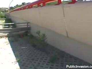 巨大な ティッツ ひよこ クソ 上の ザ· bridge