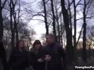 Піти на a подвійний дата з два desirable подруги ці buddies