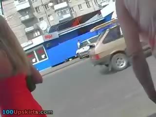 Sedusive вгору спідниця милашка в в червоний плаття