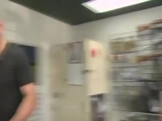 Chica elcsábítani nál nél egy fegyver bolt