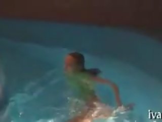 기운 좋게 뛰어 다니는 여자 adores 코스프레