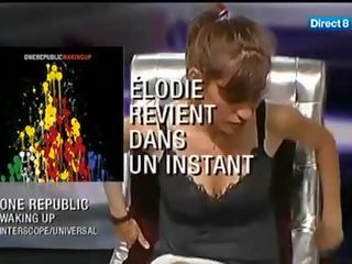 Elodie menant dvignjeno krilo