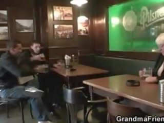 二 朋友 挑 向上 和 他媽的 boozed 奶奶
