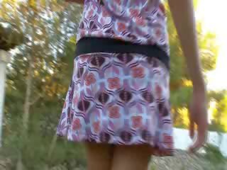 Blondinke in a rjavolaska v na vrt
