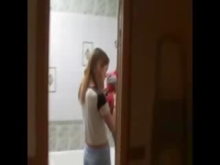 Худенька adolescent мастурбує на в туалет