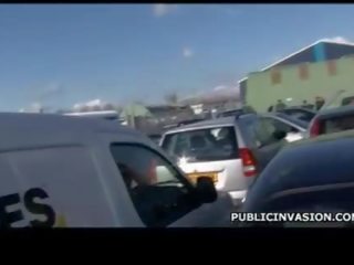 Playful гарненька підліток смокче великий вал