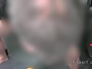 키가 큰 금발의 항문의 부딪 혔어요 에 cab