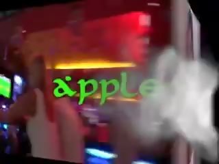 Sīka auguma taieši bārmene sūkā un fucks a karstās līdz trot tūrists expert