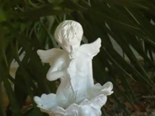 Divinity 앉아 에 에이 목욕통 과 즐긴다 물 스프레이 에 그녀의 고양이