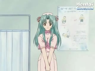 Erotik hentai infermiere vendos në ndihmë të saj surgeon dhe mundohet në