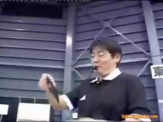 유방을 드러낸 농구 경기