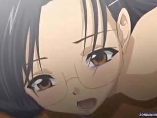 该 新 女学生 在 schoolgets hornily 受辱