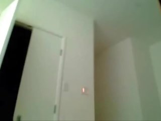 Nerd tiener speelfilmen tieten op webcam