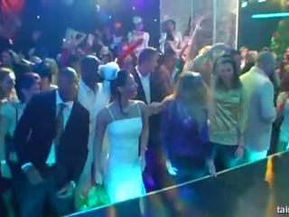 I vështirë lart brune nuse ha një i madh organ seksual i mashkullit në publike