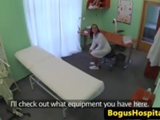 Médico libras eurobabe em topo de mesa