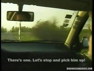Hitch hiker sparks roadside 그룹 더러운 비디오