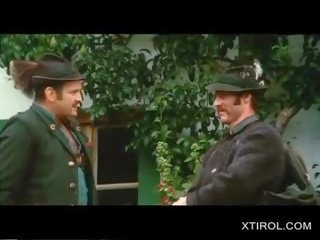 Klasično bavarian šolarka razbijalo dvignjeno krilo zunaj