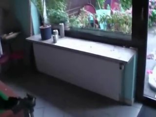 Ozko malo rit pripravljen za a tič