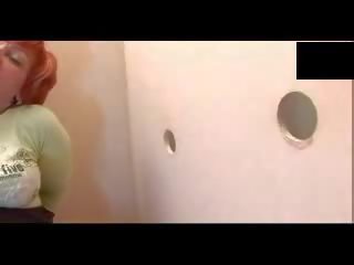 Tóc đỏ trưởng thành đập xuyên qua gloryhole