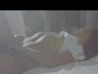 Bruneta prstoklad ji sleepy kočička