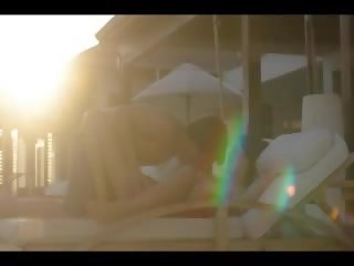 Mutual glamours orgazm on the sunbed