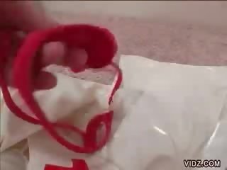 金发女郎 模型 delighted 由 公鸡 在 她的 口