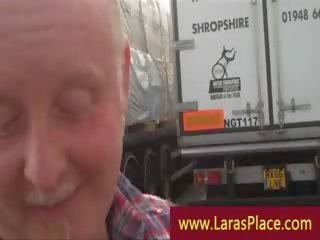 Middle-aged дівчина hunts для a trucker