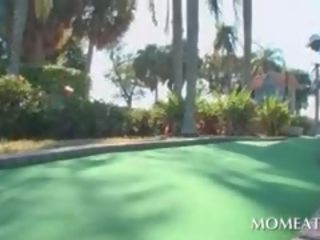Szőke hottie -ban mini szoknya elcsábítani fekete tremendous diák nál nél golf