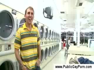 Marrjenëgojë në një publike laundromat