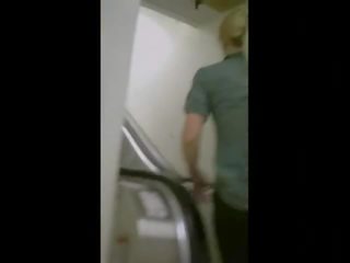 Enchanting 바보 에 an escalator 에 요가 바지