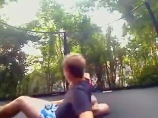 Pora viešumas šūdas apie trampoline
