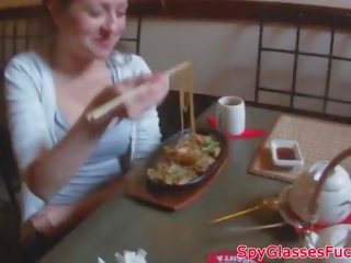 Ditarik euro mademoiselle ditumbuk pada awam tandas