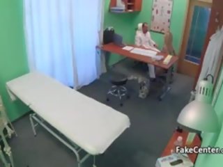 Specialist fucks blond cookie in ofis