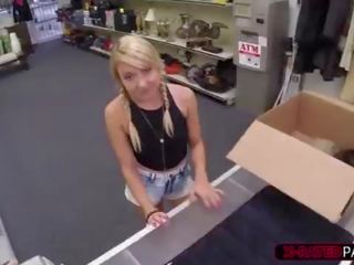 小 ティッツ と ブロンド 女性 取得 槌 バイ shawns 大きい putz