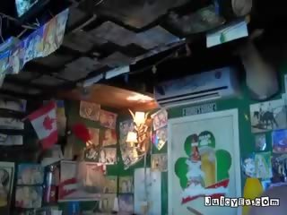 Lezbijke dobi ji muca polizala na bar