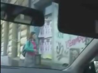 Pleasant брюнетка проковтування сперма в a машина шоу