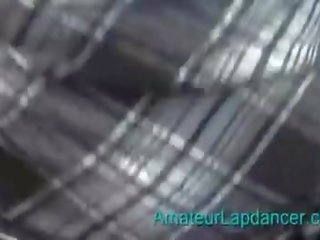 Lapdance 在 tartan 连衣裙