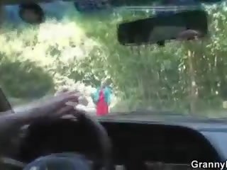老 streetwalker 得到 钉 在 该 汽车 由 一 陌生人