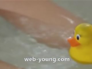 흑발 놀 그녀의 질 에 욕실