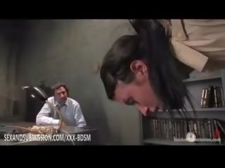 褐髮女郎 是 綁 helplessly 從 該 ceiling