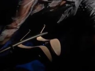 З зав’язаними очима goddess отримує sexing по ремінець на