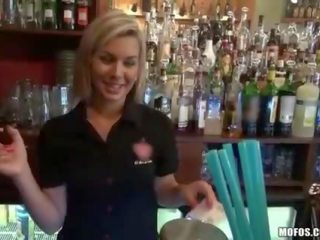诱人的 barmaid rihanna samuel x 额定 视频 为 现金