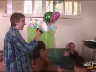 Дівчинки прицвяхований по їх люди