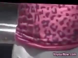 Camel toe out in jemagat öňünde