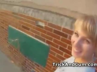 Gjoksmadhe elizabeth marrje i madh shpoj në spiun syze
