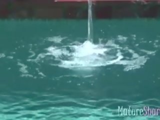 Hút thuốc lớn đồng tính nữ mẹ tôi đã muốn fuck qua các hồ bơi