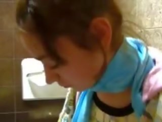 Pisikene natasha kallike alasti juures wc