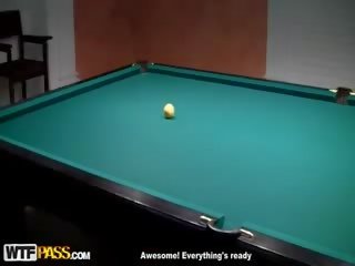 Vybrat nahoru tupo souložit na billiard stůl