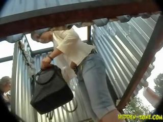 Adolescent tapped по прихований камера в той час як знімання одягу в cabi